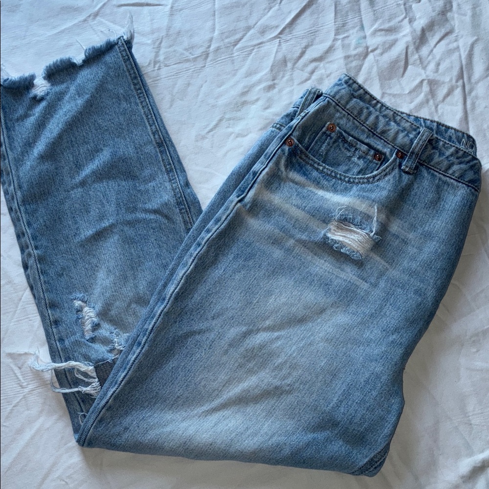 Light Wash Frayed Hem Straight Leg Jeans